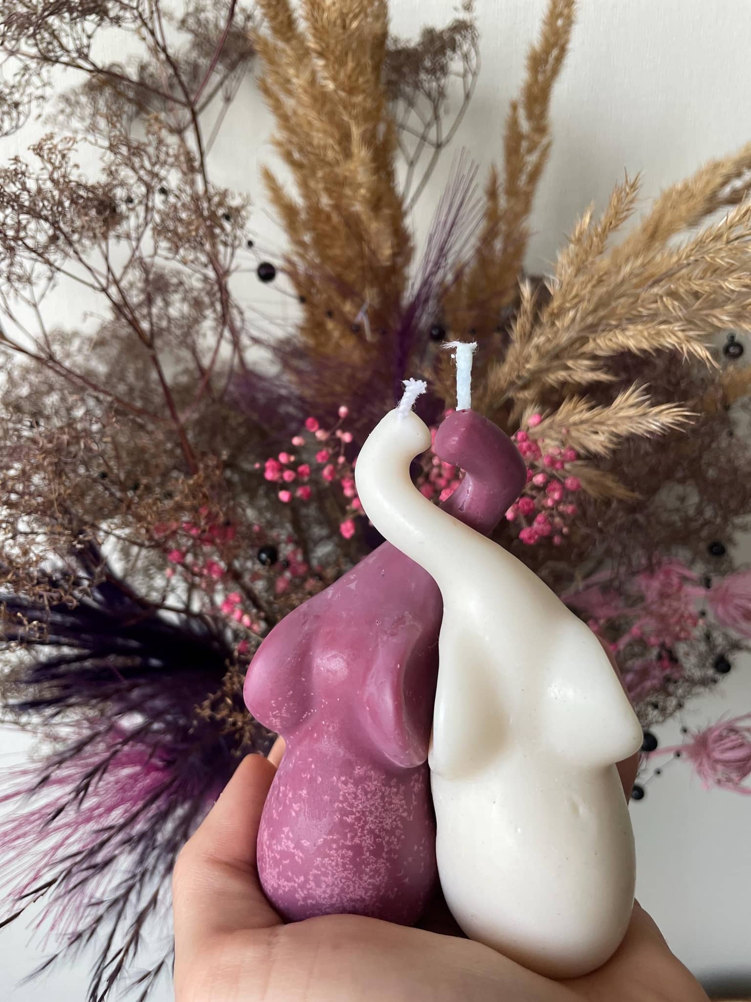 La Bouqe handmade elefant candle set in white and purple held in hand with dried flowers background