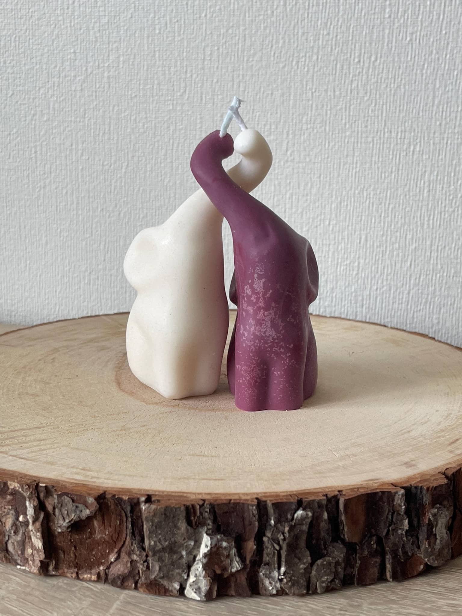 La Bouqe handmade elefant candle set with white and purple elephant-shaped candles on wooden surface